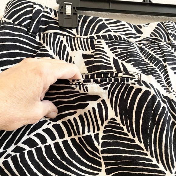 Ann Taylor Loft 100% Cotton Shorts Black White Floral Leaf Print Tropical SZ 14 - Picture 6 of 10